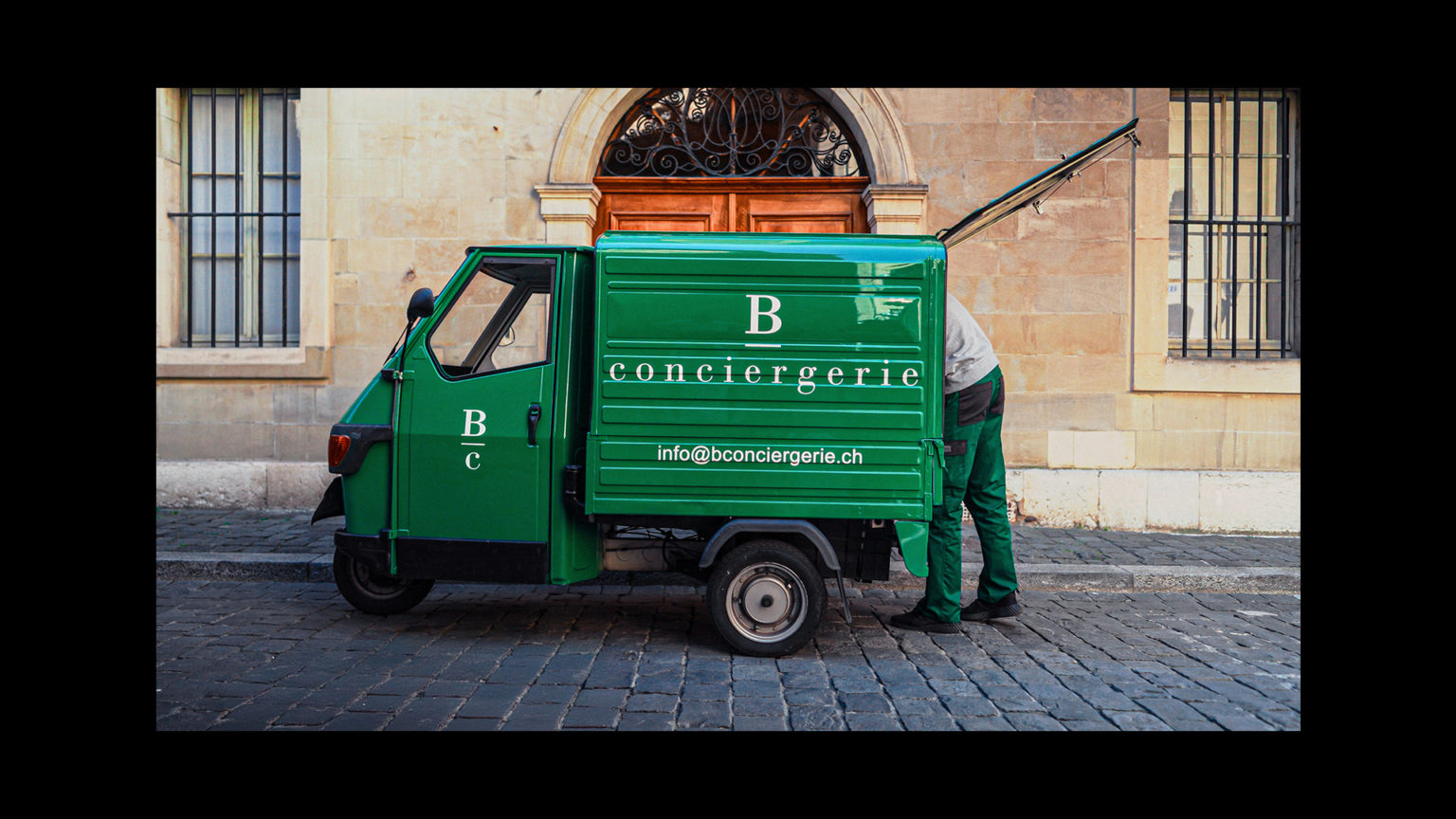 Piaggio ape verte, b-conciergerie, accompagne les propriétaires (immeubles et maisons privées) dans la gestion quotidienne de leur bien : ménage, entretien, intendance, coordination de prestataires, toujours avec discrétion, rigueur et souci du détail