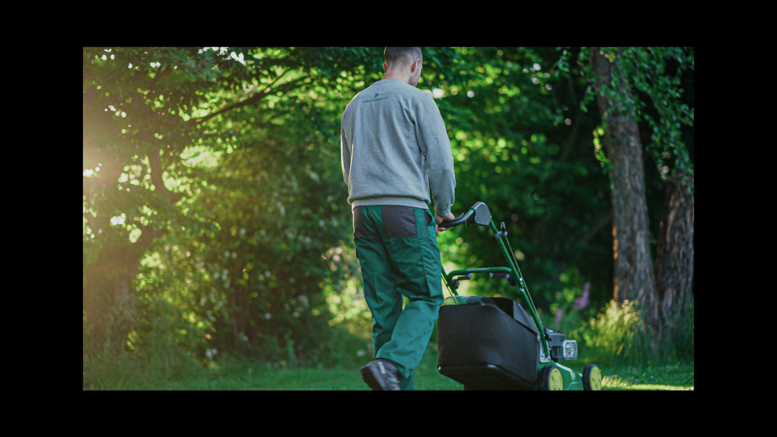 Piaggio ape verte, b-conciergerie, accompagne les propriétaires (immeubles et maisons privées) dans la gestion quotidienne de leur bien : ménage, entretien, intendance, coordination de prestataires, toujours avec discrétion, rigueur et souci du détail