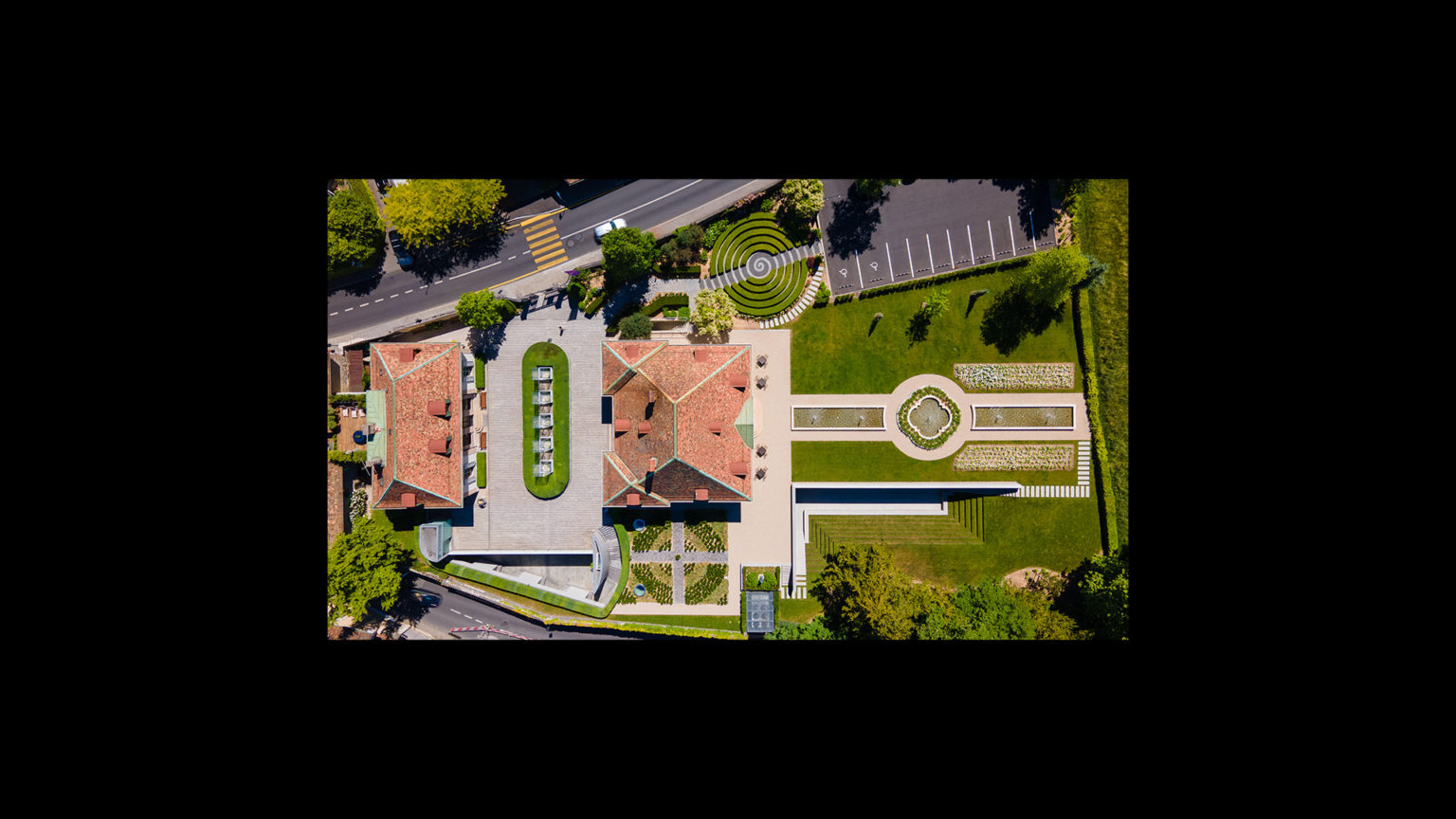 Vue au drone au dessus de la fondation martin bodmer - projet de l'agence de communication et de conseil polomarco