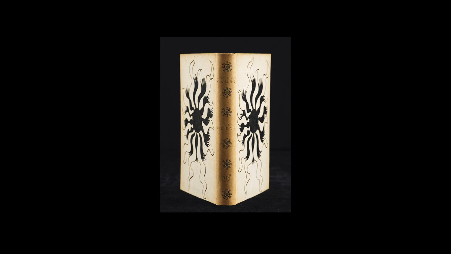 Le livre original de la Peste de albert camus qui appartient à la collection de la fondation martin bodmer